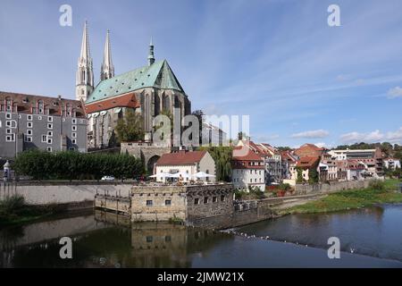 Lausitzer Neiße und Pfarrkirche St. Peter und Paul in GÃ¶rlitz Stockfoto