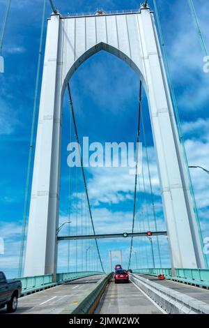 Die Claiborne Pell Bridge gehört zu den längsten Hängebrücken der Welt und befindet sich in Newport, RI, USA. Stockfoto