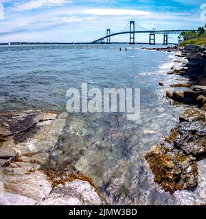 Die Claiborne Pell Bridge gehört zu den längsten Hängebrücken der Welt und befindet sich in Newport, RI, USA. Stockfoto