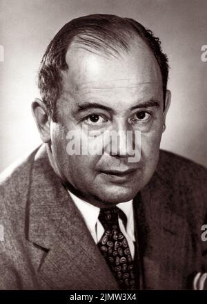 John von Neumann (1903-1957), ungarisch-amerikanischer Mathematiker, Physiker, Informatiker, Ingenieur und Universalgelehrter. Von Neumann leistete wichtige Beiträge zu einer Vielzahl von Bereichen. Während des Zweiten Weltkriegs arbeitete er am Manhattan-Projekt und wurde später Kommissar der US-Atomenergiekommission. Foto: 1956. Stockfoto