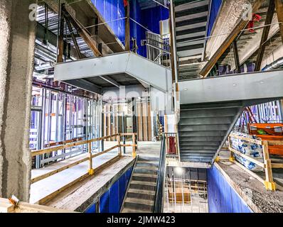 Moderne Treppe im Neubau auf der Baustelle Stockfoto