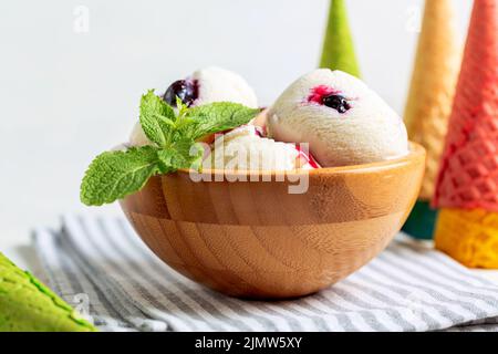 Vanilleeis mit Beerensauce. Stockfoto