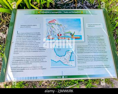 Tulum Mexico 22. Juni 2022 Antike Ruinen von Tulum Maya-Stätte mit Tempelruinen Pyramiden und Artefakte Touristeninformationsschild im tropischen Natu Stockfoto