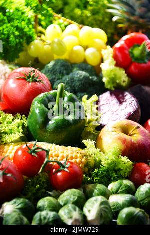 Zusammensetzung mit einer Vielzahl von frischem Gemüse und Früchten Stockfoto