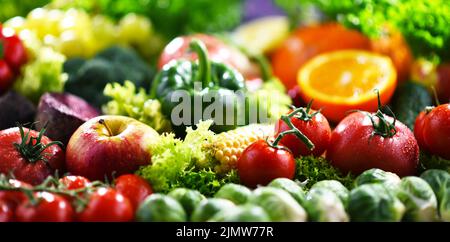 Zusammensetzung mit einer Vielzahl von frischem Gemüse und Früchten Stockfoto