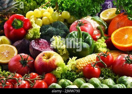 Zusammensetzung mit einer Vielzahl von frischem Gemüse und Früchten Stockfoto