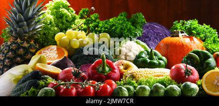 Zusammensetzung mit einer Vielzahl von frischem Gemüse und Früchten Stockfoto