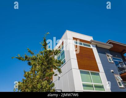 Nachbarschaft neue moderne Häuser Gebäude in BC, Kanada. Moderne kanadische Wohnarchitektur. Niemand, Straßenfoto-August 6,2022-Vancouver BC, Cana Stockfoto