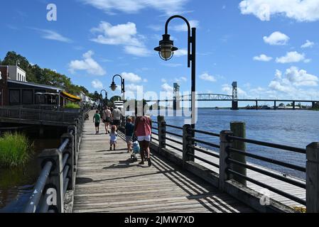 Der River Walk am Cape Fear River im historischen Stadtzentrum von Wilmington, North Carolina. Stockfoto