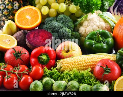 Zusammensetzung mit einer Vielzahl von frischem Gemüse und Früchten Stockfoto