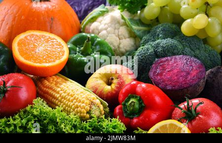 Zusammensetzung mit einer Vielzahl von frischem Gemüse und Früchten Stockfoto