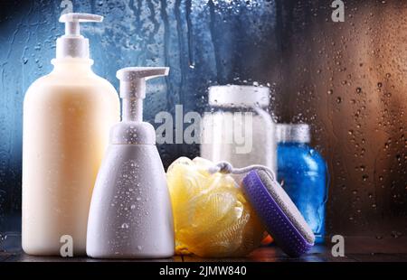 Verschiedene Behälter mit Körperpflegeprodukten im Badezimmer. Stockfoto