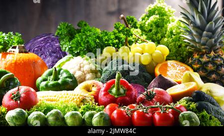 Zusammensetzung mit einer Vielzahl von frischem Gemüse und Früchten Stockfoto