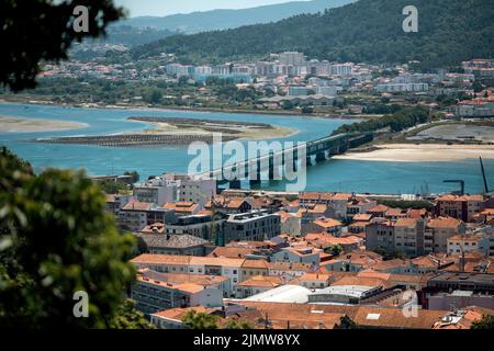 Blick auf den Fluss Lima und die Brücke in Viana do Castelo, Portugal. Stockfoto