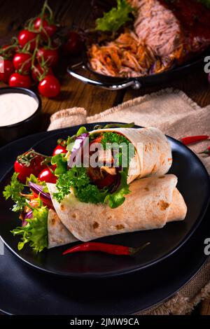 Leckere Pulled Schweinefleisch Wrap mit Gemüse. Stockfoto