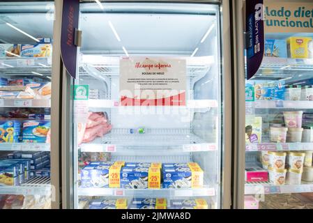 Madrid. 7. August 2022. Das Foto vom 7. August 2022 zeigt leere Regale mit Eiswürfeln in einem Supermarkt in Madrid, Spanien. Spanien erlebt einen ernsten Mangel an Eissäcken, der auf die hohen Produktions- und Lagerkosten zurückzuführen ist, die durch den raschen Anstieg der Strompreise sowie auf die hohe Nachfrage aufgrund der heißen Witterung verursacht werden. Kredit: Gustavo Valiente/Xinhua/Alamy Live Nachrichten Stockfoto