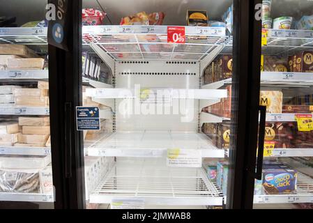 Madrid. 7. August 2022. Das Foto vom 7. August 2022 zeigt leere Regale mit Eiswürfeln in einem Supermarkt in Madrid, Spanien. Spanien erlebt einen ernsten Mangel an Eissäcken, der auf die hohen Produktions- und Lagerkosten zurückzuführen ist, die durch den raschen Anstieg der Strompreise sowie auf die hohe Nachfrage aufgrund der heißen Witterung verursacht werden. Kredit: Gustavo Valiente/Xinhua/Alamy Live Nachrichten Stockfoto