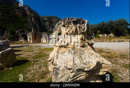 Fragmente antiker Skulpturen auf der archäologischen Stätte von Myra, Türkei Stockfoto