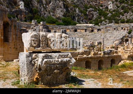 Skulpturales Element auf Ruinen des römischen Theaters in der antiken lykischen Stadt Myra, Türkei Stockfoto