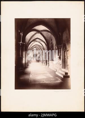 Hanfstaengl Edgar (1842-1910), Kreuzgang im Kloster Maulbronn (ca. 1900): Blick in die nordöstliche Ecke des Kreuzganges mit den Grabplatten im Boden. Foto auf Papier, 62,6 x 47,7 cm (einschließlich Scankanten) N.N. : Kreuzgang im Kloster, Maulbronn Stockfoto