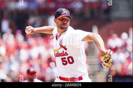 St. Louis, Usa. 07. August 2022. Der Pitcher der St. Louis Cardinals Adam Wainwright liefert am Sonntag, den 7. August 2022, einen Pitch zu den New York Yankees im Busch Stadium in St. Louis aus. Foto von Bill Greenblatt/UPI Credit: UPI/Alamy Live News Stockfoto