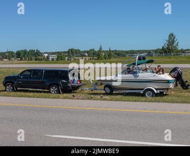 Menschen mit Fahrzeugproblemen haben immer noch Spaß im Boot. Stockfoto