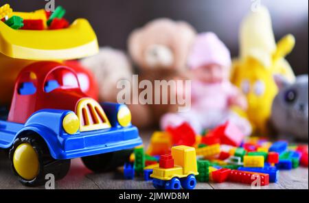 Bunte Plastik- und Plüschtiere in einem Kinderzimmer. Stockfoto