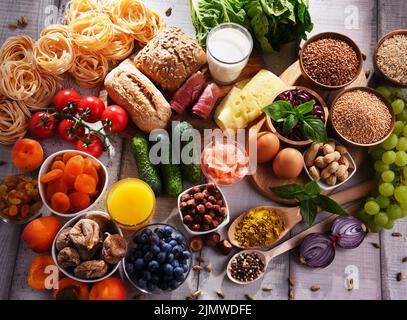 Zusammensetzung mit sortierten Bio-Lebensmittel auf hölzernen Küchentisch. Stockfoto