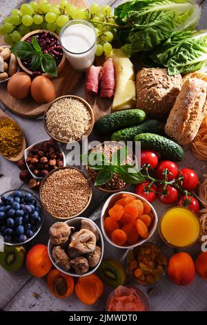 Zusammensetzung mit sortierten Bio-Lebensmittel auf hölzernen Küchentisch. Stockfoto