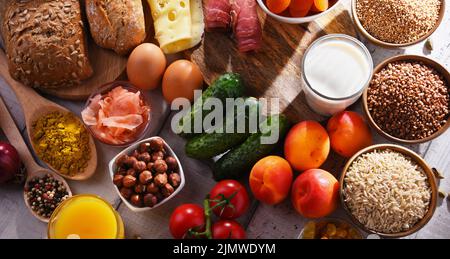 Zusammensetzung mit sortierten Bio-Lebensmittel auf hölzernen Küchentisch. Stockfoto