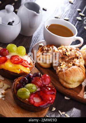 Zusammensetzung mit Süßwaren und Tasse Kaffee. Stockfoto