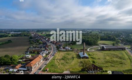 Rijkevorsel, Belgien, 14.. april 2022, kleines Dorf Sint Jozef, am Kanal Dessel Schoten Luftbild in Rijkevorsel Stockfoto