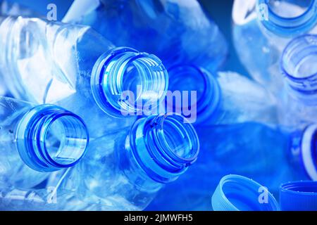 Zusammensetzung mit leeren Mineralwasserflaschen. Kunststoffabfall Stockfoto