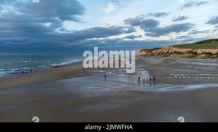 Luftdrohnenaufnahme der Seeslandschaft der Opalküste von Cap Blanc Nez, zeigt das Monument am Kap White Nose France auf der Spitze des Kaps Stockfoto