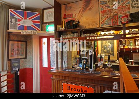 Innenseite des Albion Real Ale Pub, Park Street, Chester, Cheshire, England, Großbritannien, CH1 1RQ - Aces High, was für schöne Kriegsposter Stockfoto