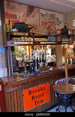 Innenseite des Albion Real Ale Pub, Park Street, Chester, Cheshire, England, Großbritannien, CH1 1RQ - Aces High, was für schöne Kriegsposter Stockfoto