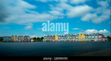 Panoramablick auf die bunten Regenbogenhäuser und den See in Houten Stockfoto