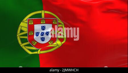 Detail der Nationalflagge Portugals, die an einem klaren Tag im Wind winkt Stockfoto