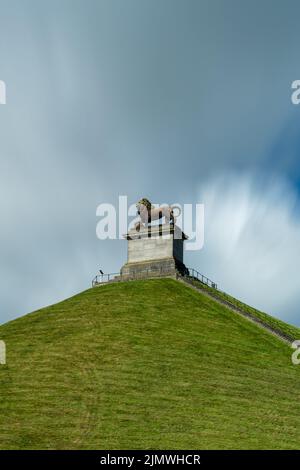 Vertikale Ansicht der Löwenhügel-Gedenkstatue und des Hügels in Waterloo Stockfoto