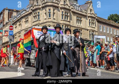 Tausende von Menschen kamen heute an die Stadtstraßen von Brighton, um an der jährlichen Pride-Parade teilzunehmen, die ihren verspäteten 30.. Geburtstag feiert. Statement von Pride Brighton nach 2 Jahren, in denen wir Pride in unserer Stadt nicht feiern konnten, freuen wir uns, das Thema der (verspäteten) 30.-jährigen Brighton & Hove Pride LGBTQ+ Community Parade 2022 am Samstag, dem 6.. August, bekannt zu geben: ‘Love, Protest & Unity’. Unser Thema wurde nach positivem Feedback von Community-Gruppen erstellt und soll unsere fortgesetzten Kampagnenziele unterstützen. Stockfoto