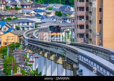 Tama-Einschienenbahn, die ein Wohngebiet führt Stockfoto