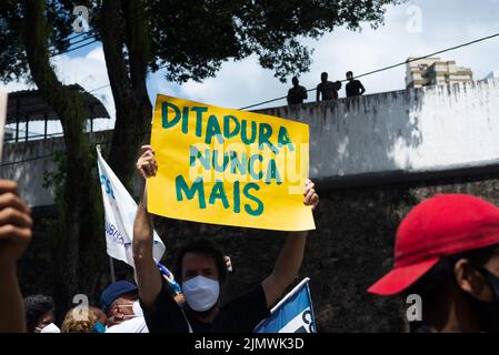 Der Protestierende trägt ein Plakat während einer Demonstration gegen Präsident Jair Bolsonaro in der Stadt Salvador Stockfoto