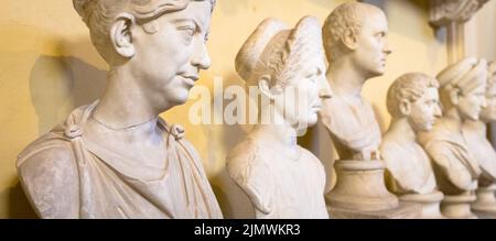 Klassische Statuen-Perspektive im Vatikanischen Museum, Vatikanstadt, Rom Stockfoto