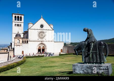 Assisi Dorf in Umbrien, Italien. Die wichtigste italienische Basilika, die dem Heiligen Franziskus geweiht ist - San Francesco. Stockfoto