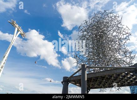 Gormleyss Quantum Cloud Skulptur neben North Greenwich Pier Stockfoto