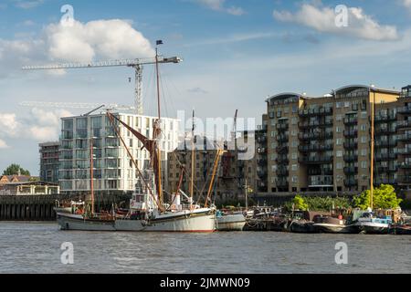 Thames Schiff festgemacht an der Themse Stockfoto