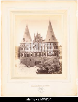 Nöhring Johannes (1834-1913), Fotografien mittelalterlicher Monumente aus Deutschland (ohne Datum): Ansicht. Foto auf Karton, 55,2 x 44,8 cm (einschließlich Scankanten) N.N. : Holstentor, Lübeck Stockfoto