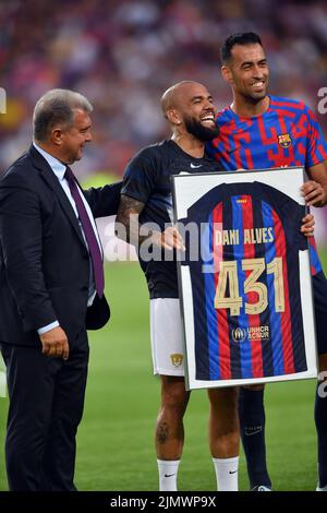 Barcelona, Spanien, 07. August 2022. FC Barcelona gegen Pumas UNAM Jan Laporta, Dani Alves (33) von Pumas UNAM und Sergio Busquets (5) vom FC Barcelona vor dem Spiel zwischen FC Barcelona und Pumas UNAM, das der Joan Gamper Trophäe im Camp Nou Stadium in Barcelona, Spanien, entspricht. Kredit: Rosdemora/Alamy Live Nachrichten Stockfoto