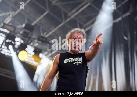 Tarragona, Spanien. 07. August 2022. Sänger Aitor Ibarretxe von der Punkband 'Lendakaris Muertos' tritt beim Festival 2022 auf. Die Punk-Band Lendakaris Muertos hat beim Festival 2022 Music Festival am Strand von Sant Salvador aufgetreten. Lendakaris Muertos ist eine Punkband aus Navarra (Baskenland, Spanien), die sich durch orthodoxen Punk auszeichnet. Seine Lieder mit ironischen Texten verbinden Humor und Kritik, um sich mit sozialen und politischen Themen im Baskenland auseinanderzusetzen. Kredit: SOPA Images Limited/Alamy Live Nachrichten Stockfoto