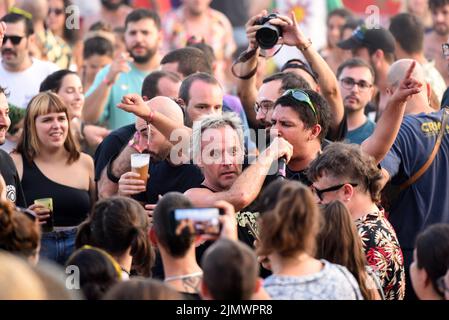 Tarragona, Spanien. 07. August 2022. Sänger Aitor Ibarretxe von der Punkband 'Lendakaris Muertos' tritt mit seinen Fans beim Festival 2022 auf. Die Punk-Band Lendakaris Muertos hat beim Festival 2022 Music Festival am Strand von Sant Salvador aufgetreten. Lendakaris Muertos ist eine Punkband aus Navarra (Baskenland, Spanien), die sich durch orthodoxen Punk auszeichnet. Seine Lieder mit ironischen Texten verbinden Humor und Kritik, um sich mit sozialen und politischen Themen im Baskenland auseinanderzusetzen. Kredit: SOPA Images Limited/Alamy Live Nachrichten Stockfoto